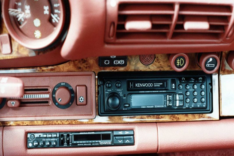 Chiếc xe màu đỏ là một chiếc xe khá đặc biệt với nhiều trang bị độc đáo điển bình như những chi tiết được ốp bằng gỗ thật, núm điều chỉnh tùy chỉnh và nội thất màu đỏ sẫm khá sang trọng.