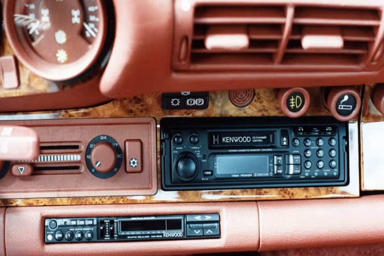 Chiếc xe màu đỏ là một chiếc xe khá đặc biệt với nhiều trang bị độc đáo điển bình như những chi tiết được ốp bằng gỗ thật, núm điều chỉnh tùy chỉnh và nội thất màu đỏ sẫm khá sang trọng.