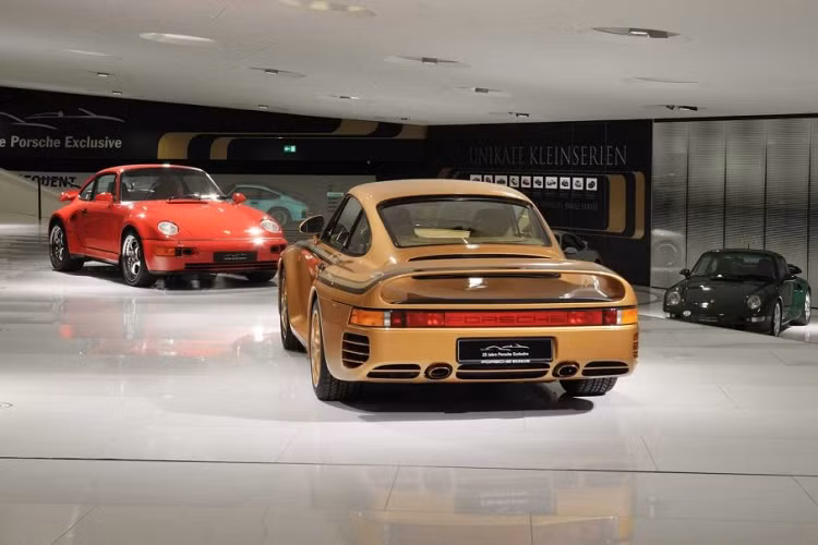 Porsche 959 đã tạo nên làn sóng khi lần đầu tiên được phát hành và hãng xe thể thao Đức cũng mong muốn làm hài lòng các khách hàng cao cấp của mình bằng cách cung cấp các dịch vụ độc quyền cho phép những khách hàng của mình thoả sức sáng tạo và lựa chọn với danh sách tùy chọn phong phú, đa dạng.