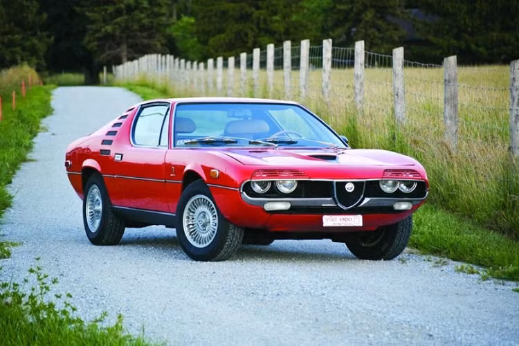 Alfa Romeo Montreal Mặc dù cùng được chắp bút bởi Gandini, tuy nhiên thiết kế xe Alfa Romeo Montreal tránh xa những đường nét bóng bẩy và góc cạnh sắc sảo để trở thành một chiếc xe Ý với thiết kế cơ bắp cổ điển của Mỹ. Đèn pha được che bởi các cửa gió mang lại cho nó một cái nhìn đặc biệt nguy hiểm, và dưới mui xe là động cơ DOHC V8 2,5 lít tạo ra 230 mã lực.