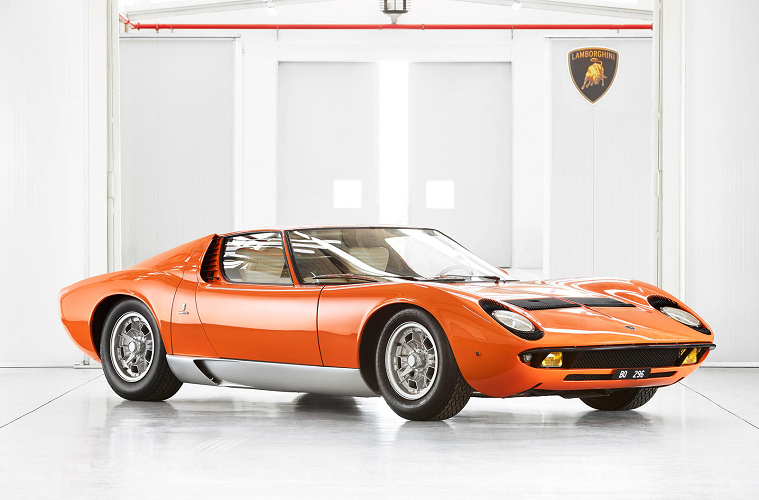 Lamborghini Miura Bản thân Ferruccio Lamborghini không thích ý tưởng hay thiết kế của Miura, nhưng đội ngũ kỹ thuật của ông đã chống lại ông trong thời gian rảnh rỗi của họ. Kết quả cuối cùng là một mẫu xe thay đổi cuộc chơi thực sự đã đưa Lamborghini vào tầm ngắm của toàn thế giới.