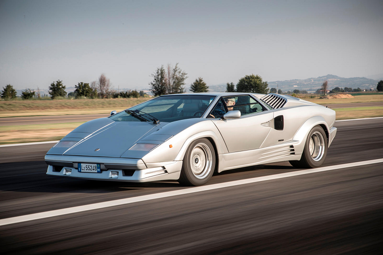 Lamborghini Countach Việc Countach trở thành một trong những chiếc xe in sâu vào ký ức của một thế hệ người cũng là cách Bertone tạo cho mình danh tiếng vào những năm 80. Marcello Gandini đã làm việc với thiết kế của Countach trong khi còn làm việc trên Stratos và nó sử dụng ngôn ngữ thiết kế giống mẫu concept Lancia Stratos Zero.