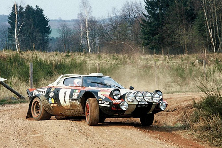 Lancia Stratos HF Vào thời điểm đầu những năm 1970, Lancia thường hợp tác nhà thiết kế Pininfarina cho kiểu dáng của những chiếc xe của mình. hãng thiết kế xe ôtô Bertone biết Lancia đang tìm cách thay thế Fulvia để sử dụng trong các cuộc đua rally, và có Marcello Gandini, người đứng sau siêu xe Lamborghini Muira và sau đó là Countach, để đưa ra một thiết kế để gây ấn tượng với Lancia.