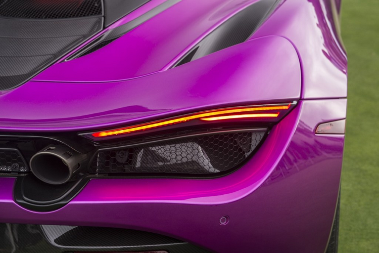 Kết hợp với lớp áo màu hồng bắt mắt chính là nội thất màu trắng sang trọng cùng với một số điểm nhấn màu hồng, tương tự như cách phối màu trên chiếc Rolls-Royce Dawn của ông trước đó. Có thể nói, chiếc 720S của đại gia siêu xe Fux được đánh giá là một trong những chiếc 720S đẹp nhất từ trước đến nay.