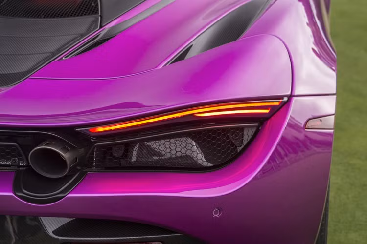 Kết hợp với lớp áo màu hồng bắt mắt chính là nội thất màu trắng sang trọng cùng với một số điểm nhấn màu hồng, tương tự như cách phối màu trên chiếc Rolls-Royce Dawn của ông trước đó. Có thể nói, chiếc 720S của đại gia siêu xe Fux được đánh giá là một trong những chiếc 720S đẹp nhất từ trước đến nay.