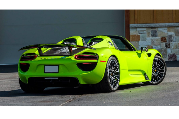 Trái ngược với màu ngoại thất nổi bật chính là phần nội thất với màu đen chủ đạo cùng những đường chỉ màu xanh mang màu Acid Green. Chiếc 918 Spyder của Fux mới chỉ lăn bánh 840km và mang số thứ tự 43 trong tổng số 918 chiếc.