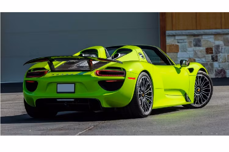 Trái ngược với màu ngoại thất nổi bật chính là phần nội thất với màu đen chủ đạo cùng những đường chỉ màu xanh mang màu Acid Green. Chiếc 918 Spyder của Fux mới chỉ lăn bánh 840km và mang số thứ tự 43 trong tổng số 918 chiếc.