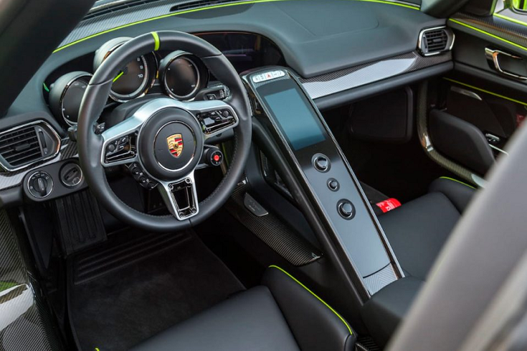 Trong tổng số 918 chiếc được sản xuất chỉ có vỏn vẹn 2 chiếc được trang bị màu sắc này.