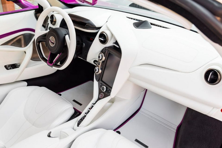 Chiếc McLaren Senna của Michael Fux mang số thứ tự 2 trong tổng số 500 chiếc được sản xuất trên toàn thế giới. Chính vì vậy có thể nói, đây là một trong số những chiếc Senna đầu tiên được sản xuất và bán ra. Chiếc xe được lựa chọn “lớp áo” rất đặc biệt khi được làm hoàn toàn bằng carbon xanh.