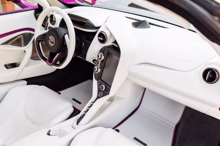 Chiếc McLaren Senna của Michael Fux mang số thứ tự 2 trong tổng số 500 chiếc được sản xuất trên toàn thế giới. Chính vì vậy có thể nói, đây là một trong số những chiếc Senna đầu tiên được sản xuất và bán ra. Chiếc xe được lựa chọn “lớp áo” rất đặc biệt khi được làm hoàn toàn bằng carbon xanh.