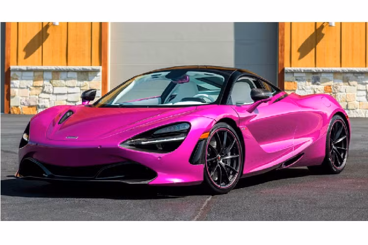 Bắt đầu với chiếc McLaren 720S mang trên mình màu hồng Fux Fuchsia bắt mắt. Màu sơn này nguyên gốc được Rolls-Royce phát triển dưới dạng một màu sắc độc quyền cho ông vua ngành chăn đệm. Sau đó chính bộ phận cá nhân hóa của McLaren (MSO) đã nghiên cứu và phát triển lại mã màu tương tự cho chiếc 720S của nhà sưu tập xe Michael Fux.