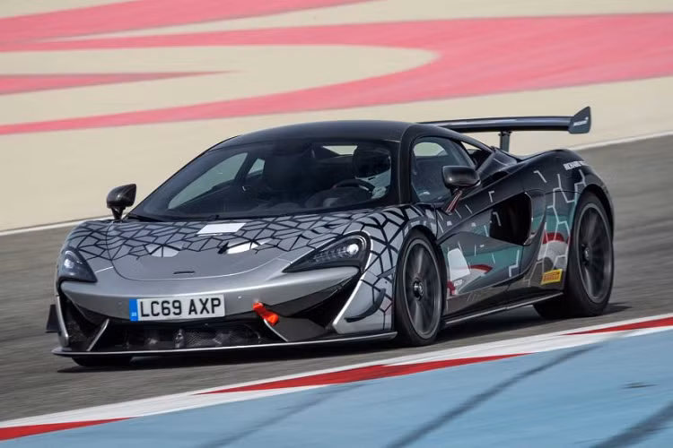 Khi ra mắt, chiếc siêu xe đua Mclaren 620R sẽ trở thành chiếc xe thể thao mạnh nhất trong dòng sản phẩm Sport Series của Mclaren. Xe vẫn được Mclaren trang bị động cơ V8 tăn áp kép, dung tích 3,8 lít M838TE giống với những chiếc xe khác thuộc dòng sản phẩm này.