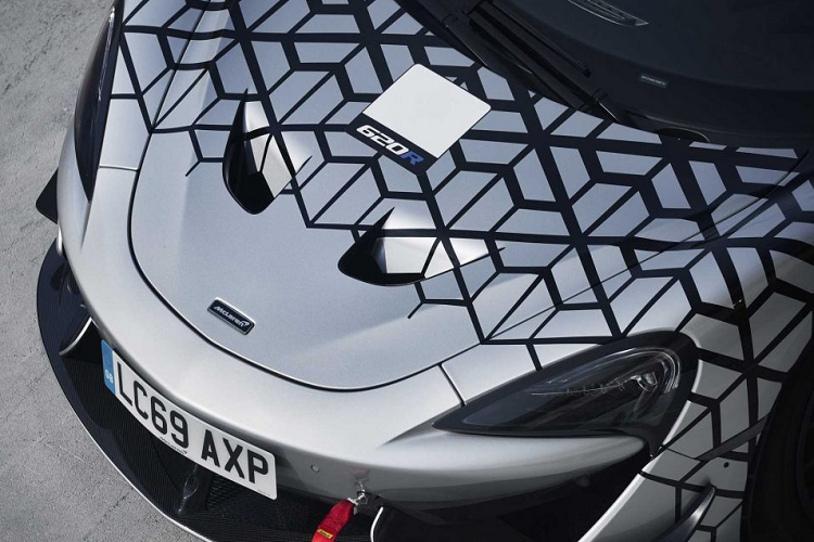 Nhằm cải thiện khả năng vận hành của xe, hãng siêu xe Mclaren thêm vào một cánh gió cố định cỡ lớn ở phía sau. Theo hãng, cánh gió này có thể tạo ra đến 185 kg lực ép ở tốc độ 250 km/h. Xe cũng sở hữu một số nâng cấp khác như hốc gió trên mui xe, các miếng ốp ở gầm xe cũng như hai cánh gió trước bánh xe trước.