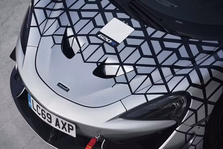 Nhằm cải thiện khả năng vận hành của xe, hãng siêu xe Mclaren thêm vào một cánh gió cố định cỡ lớn ở phía sau. Theo hãng, cánh gió này có thể tạo ra đến 185 kg lực ép ở tốc độ 250 km/h. Xe cũng sở hữu một số nâng cấp khác như hốc gió trên mui xe, các miếng ốp ở gầm xe cũng như hai cánh gió trước bánh xe trước.