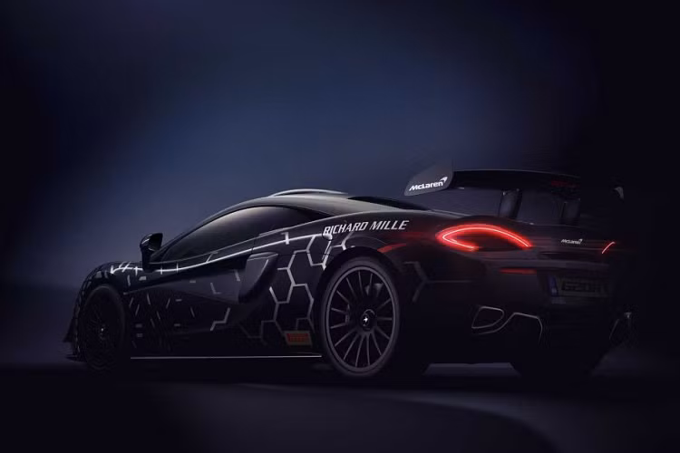 Động cơ nay trên 620R được các kỹ sư tại Working, Anh Quốc tinh chỉnh lại ECU và bộ tăng áp mới, cho ra công suất tối đa lên đến 612 mã lực và mô-men xoắn cực đại 620 Nm. Sức mạnh này cao hơn chiếc 600LT 20 mã lực và 20 Nm mô-men xoắn.