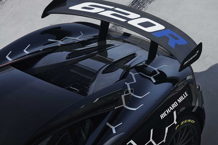 Nhằm cải thiện sâu hơn về khả năng vận hành của xe trên đường đua, Mclaren sẽ cung cấp cho chủ nhân của những chiếc 620R này hai bộ vỏ xe, một bộ vỏ Pirelli P Zero Rbán dính được sử dụng để di chuyển trên đường phố công cộng và một bộ vỏ đua được dùng để sử dụng trên đường đua.