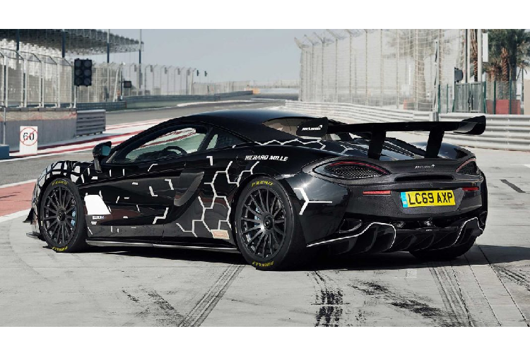 Bên trong, khoang lái của xe cũng trang bị nhiều chi tiết lấy từ Mclaren 570S GT4 và 600LT như ghế đua được làm bằng sợi carbon, đai an toàn 6 điểm, lẫy số bằng sợi carbon, dây kéo mở cửa, dấu đánh hướng 12 giờ trên vô-lăng và hệ thống theo dõi đường đua (Track Telementry).