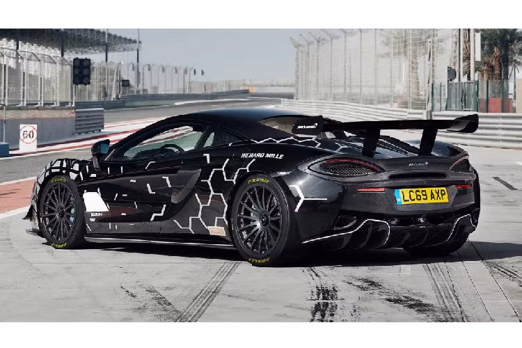 Bên trong, khoang lái của xe cũng trang bị nhiều chi tiết lấy từ Mclaren 570S GT4 và 600LT như ghế đua được làm bằng sợi carbon, đai an toàn 6 điểm, lẫy số bằng sợi carbon, dây kéo mở cửa, dấu đánh hướng 12 giờ trên vô-lăng và hệ thống theo dõi đường đua (Track Telementry).