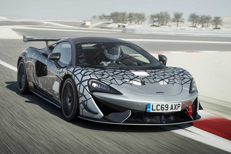 Mclaren sẽ bán ra tổng cộng 350 chiếc 620R, hãng sẽ chỉ cung cấp ba màu sơn cơ bản chi chiếc xe này là: đen sọc cam (Onyx Black), trắng sọc cam (Silica White), cam sọc trắng(Mclaren Orange). Bên cạnh đó, nếu muốn sở hữu chiếc xe với nhiều kiểu phối màu hơn, MSO vẫn sẽ sẵn sàng can thiệp với vô số màu sắc có sẵn cũng như tạo màu mới nếu khách hàng muốn. Giá xe Mclaren 620R 2020 chưa được công bố.