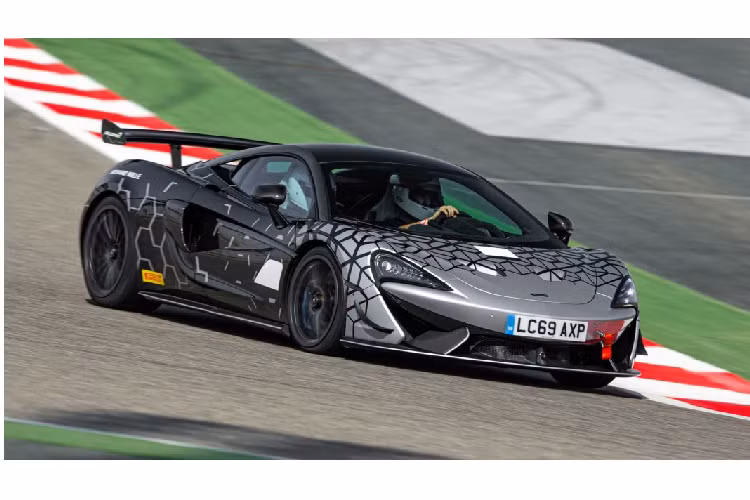 Hãng cho biết bộ vỏ đua sẽ có diện tích tiếp xúc mặt đường lớn hơn 8% so với vỏ tiêu chuẩn. Đây cũng là lần đầu tiên, Mclaren trang bị cho xe của mình bộ mâm 19 inch / 20 inch (trước / sau) được phát triển đặc biệt có nhằm chuyển đổi giữa hai loại lốp mà không cần phải can thiệp vào các chi tiết cơ khí của hệ thống treo.