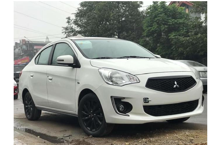 Mitsubishi Attrage được nhập khẩu từ Thái Lan với 4 phiên bản động cơ 1.2L, công suất 78 mã lực, mô-men xoắn 100 Nm, hộp số sàn 5 cấp hoặc hộp số CVT. Xe có giá bán từ 375,5 đến 475,5 triệu đồng. So với các đối thủ cùng phân khúc, Attrage có kích thước nhỏ và động cơ yếu hơn khá nhiều. Đây là mẫu xe có trang bị nghèo nàn, giá khá rẻ nhưng không được lựa chọn nhiều trong phân khúc.