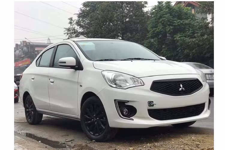 Mitsubishi Attrage được nhập khẩu từ Thái Lan với 4 phiên bản động cơ 1.2L, công suất 78 mã lực, mô-men xoắn 100 Nm, hộp số sàn 5 cấp hoặc hộp số CVT. Xe có giá bán từ 375,5 đến 475,5 triệu đồng. So với các đối thủ cùng phân khúc, Attrage có kích thước nhỏ và động cơ yếu hơn khá nhiều. Đây là mẫu xe có trang bị nghèo nàn, giá khá rẻ nhưng không được lựa chọn nhiều trong phân khúc.