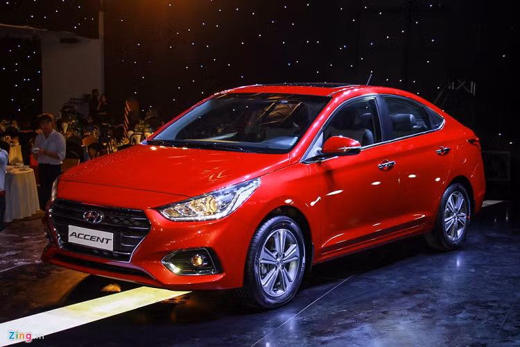 Hyundai Accent có 4 phiên bản bao gồm 2 phiên bản số sàn, 2 phiên bản số tự động có giá bán từ 425 đến 540 triệu đồng. Xe được trang bị động cơ xăng 1.4L công suất 100 mã lực, mô-men xoắn cực đại 132 Nm, sử dụng hộp số sàn 6 cấp hoặc tự động 6 cấp. Ngoại thất khá đẹp, trang bị tốt và giá bán hợp lý và được xem là đối thủ của Kia Soluto.