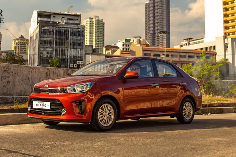 Kia Soluto được trang bị động cơ xăng dung tích 1.4L cho công suất tối đa 93 mã lực, mô-men xoắn cực đại 132 Nm. Tại thị trường nước ngoài, xe có 2 phiên bản bao gồm số sàn 5 cấp và số tự động 4 cấp. Khi về Việt Nam, Kia Soluto sẽ phải đối mặt với các đối thủ như Toyota Vios, Nissan Sunny, Mazda2, Hyundai Accent và Honda City. 