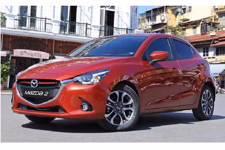 Mazda2 2019 được nhập khẩu nguyên chiếc từ Thái Lan thay vì lắp ráp trong nước như trước đây. Mẫu xe này được phân phối 3 phiên bản sedan có giá từ 509 đến 567 triệu đồng và 4 phiên bản hatchback với giá bán từ 589 đến 607 triệu đồng. Xe được trang bị động cơ xăng 1.5L công suất 109 mã lực, mô-men xoắn 141 Nm. Vẻ ngoài thời trang và trang bị hiện đại, Mazda2 là mẫu xe nhận được nhiều cảm tình của giới trẻ, tuy nhiên doanh số của mẫu xe này không cao.