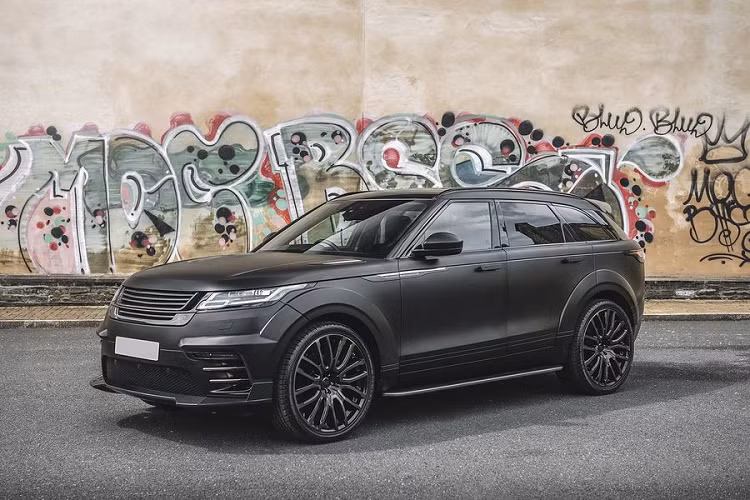 Được hoàn thiện trong màu đen satin và cưỡi trên các bánh xe 23 inch sơn màu đồng tối, chiếc SUV Range Rover Velar mới này trông thật sự hầm hố, góp phần làm nên diện mạo cuốn hút đó còn có lưới tản nhiệt bằng sợi carbon, cản trước tinh chỉnh, ốp mặt trước sửa đổi, các vòm bánh xe rộng hơn và cánh gió trên nóc.