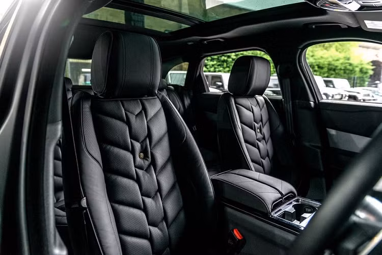 Ở bên trong, Kahn đã sử dụng da cá trích kết hợp da đục lỗ để bọc các ghế ngồi, tay vịn trung tâm, da đục lỗ bọc vô lăng và mặt táp-lô, da trơn thường ở các ốp cánh cửa, trong khi bộ bàn đạp được làm gia công tỉ mỉ.