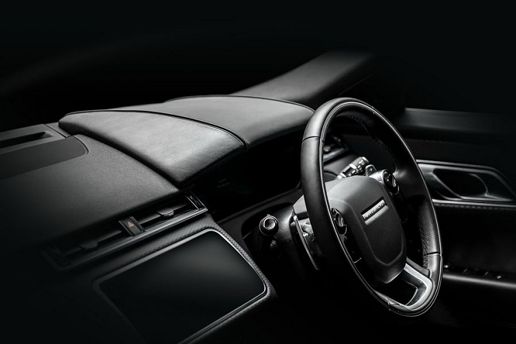 Kahn "chỉ" bổ sung cho xe hệ thống điều khiển điều hòa tự động từ xa, đóng/mở cửa không cần chìa khóa, dàn âm thanh Meridian, màn hình cảm ứng hiển thị thông tin giải trí, định vị vệ tinh, kết nối Bluetooth.