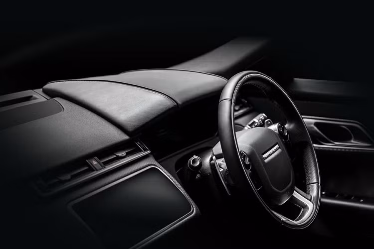 Kahn "chỉ" bổ sung cho xe hệ thống điều khiển điều hòa tự động từ xa, đóng/mở cửa không cần chìa khóa, dàn âm thanh Meridian, màn hình cảm ứng hiển thị thông tin giải trí, định vị vệ tinh, kết nối Bluetooth.