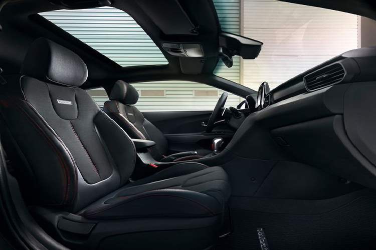 Tất cả các phiên bản Hyundai Veloster nâng cấp 2020 đều được trang bị hệ thống giảm tránh va chạm phía trước, hỗ trợ giữ làn theo tiêu chuẩn.