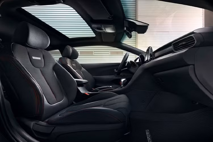 Tất cả các phiên bản Hyundai Veloster nâng cấp 2020 đều được trang bị hệ thống giảm tránh va chạm phía trước, hỗ trợ giữ làn theo tiêu chuẩn.