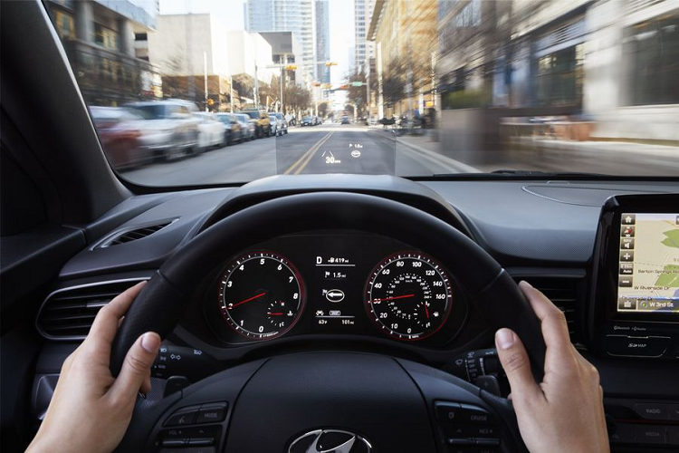 Nếu bạn không phải là một fan của sự thể thao, mạnh mẽ, Hyundai Veloster 2020 cơ sở là lựa chọn phù hợp hơn dành cho bạn. Xe sử dụng động cơ hút khí tự nhiên 2.0 lít 4 xi-lanh (chạy trên chu trình Atkinson nên đem tới hiệu quả nhiên liệu tốt hơn), cho 147 mã lực và mô-men xoắn cực đại 179Nm, đi kèm hộp số sàn 6 cấp tiêu chuẩn hoặc tùy chọn số tự động 6 cấp. 