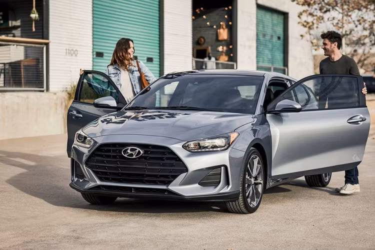 Thực tế, hãng xe Hàn chỉ thay đổi duy nhất một chi tiết ở ngoại thất của Hyundai Veloster 2020 mới, đó là thay thế các chi tiết màu đen thông thường trên xe (lưới tản nhiệt phía trước, ốp trước/sau và hai bên hông) bằng màu đen bóng, điều này giúp chiếc hatchback trông thể thao hơn. 