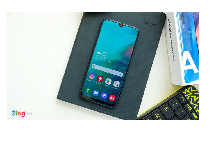Samsung Galaxy A50 cũng được điều chỉnh giá 500.000 đồng, xuống còn 6,5 triệu đồng. Model này có thiết kế thời trang với màn hình khuyết đỉnh hình giọt nước được Samsung gọi là Infinity U, cùng tấm nền Super AMOLED cho màu sắc rực rỡ, nịnh mắt. 