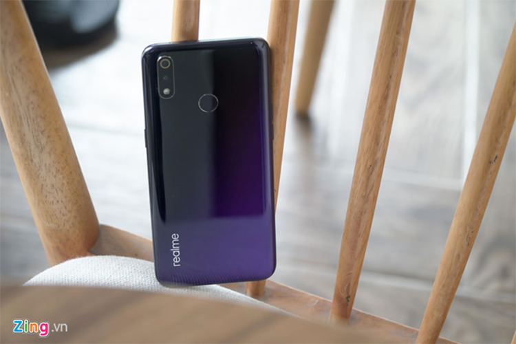 Realme 3 Pro có giá 6 triệu đồng, giảm 500.000 đồng. Máy được trang bị bộ xử lý Snapdragon 710, dung lượng RAM tùy chọn 4/6 GB tương ứng với bộ nhớ trong 64/128 GB. Camera selfie có độ phân giải 25 MP, tích hợp AI cùng nhiều chế độ làm đẹp. Điểm trừ của sản phẩm nằm ở mặt lưng nhựa giả kính dễ trầy xước và bám lại nhiều dấu vân tay. 