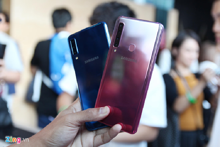 Samsung Galaxy A9 (2018) giảm 4,5 triệu đồng, xuống còn 8 triệu đồng. Đây là chiếc smartphone đầu tiên trên thế giới được trang bị hệ thống 4 camera ở mặt lưng. Máy được trang bị màn hình lớn cùng hiệu năng tốt, phù hợp với nhu cầu giải trí, chơi game. Tuy nhiên, chất lượng hình ảnh cho ra từ cụm camera sau của máy chưa tốt trong điều kiện ánh sáng yếu.