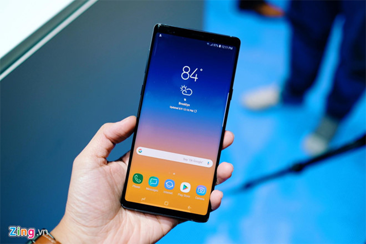 Samsung Galaxy Note9 giảm giá 3 triệu đồng tại nhiều hệ thống bán lẻ lớn ở Việt Nam. Hiện tại, máy đang được chào bán với mức giá 20 triệu đồng cho phiên bản bộ nhớ trong 128 GB. Máy sở hữu cấu hình mạnh, bút S Pen hỗ trợ nhiều tính năng độc đáo. Tuy nhiên, phần viền trên và dưới của máy vẫn khá dày khi so với nhiều mẫu smartphone hiện tại.