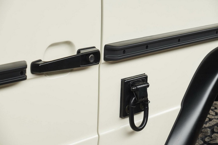 Hãng EMC cũng bổ sung một bộ móc khí nén tích hợp 2 bên, được củng cố bằng cốt thép bên trong. Điều này nhằm phục vụ cho việc vận chuyển bằng trực thăng.