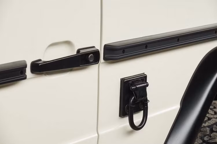 Hãng EMC cũng bổ sung một bộ móc khí nén tích hợp 2 bên, được củng cố bằng cốt thép bên trong. Điều này nhằm phục vụ cho việc vận chuyển bằng trực thăng.