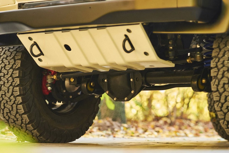 EMC chỉ thay mới những chi tiết đã cũ như dây đai, đầu phun nhiên liệu, hộp chuyển số và bộ vi sai.