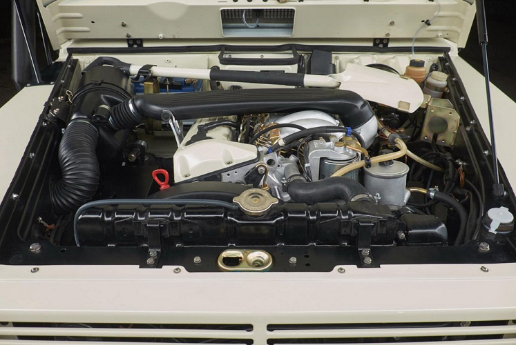 Hệ thống truyền động nguyên bản vẫn được giữ nguyên. Mercedes G-Wagen 250GD trang bị động cơ diesel 2.5L OM602, công suất 84 mã lực, mô-men xoắn cực đại đạt 154 Nm tại 2.800 vòng/phút, hộp số sàn 5 cấp.
