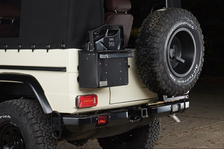 Các chi tiết cao su được thay thế mới. Chiếc Mercedes G-Class Wolf EMC còn được nâng cấp hệ thống treo lò xo Eibach mới và giảm chấn Bilstein nhầm giúp xe hoạt động ổn định ở những địa hình phức tạp.