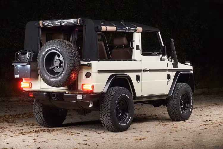 Chiếc xe Mercedes-Benz G-Class độ được đặt biệt danh là Wolf (chó sói). Ngoại hình của xe dù đã được thay đổi nhưng vẫn giữ những nét đặc trưng vốn có, như một sự tôn trọng dành cho chiếc xe nguyên mẫu.