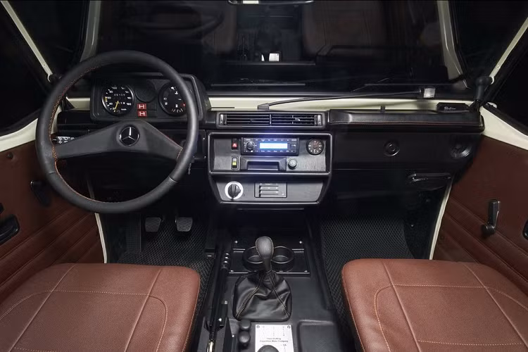 Hãng độ đã tháo rời các bộ phận và phần khung để kiểm tra kỹ lưỡng trước khi xây dựng lại, hoàn thiện hoặc thay thế nếu cần thiết.