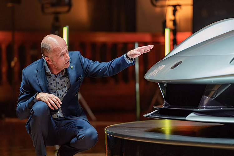 Được cung cấp năng lượng bởi khối pin li-ion 2.000kW nằm giữa thân xe, 4 động cơ này có thể giúp Evija tăng tốc từ 0-100km/h chỉ dưới 3 giây và tốc độ tối đa hơn 320km/h. Evija là chiếc Lotus đầu tiên sở hữu cấu trúc chassis nguyên khối bằng sợi carbon, Evija chỉ nặng 1.680kg