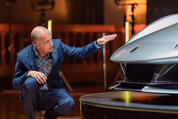 Được cung cấp năng lượng bởi khối pin li-ion 2.000kW nằm giữa thân xe, 4 động cơ này có thể giúp Evija tăng tốc từ 0-100km/h chỉ dưới 3 giây và tốc độ tối đa hơn 320km/h. Evija là chiếc Lotus đầu tiên sở hữu cấu trúc chassis nguyên khối bằng sợi carbon, Evija chỉ nặng 1.680kg